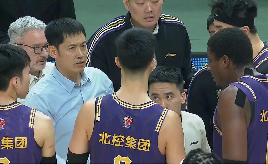 欧冠直播-北控男篮酝酿换帅，张庆鹏引管理层不满，已邀请杨鸣重新出山